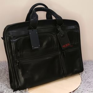 leather briefcase💼.  tumi
